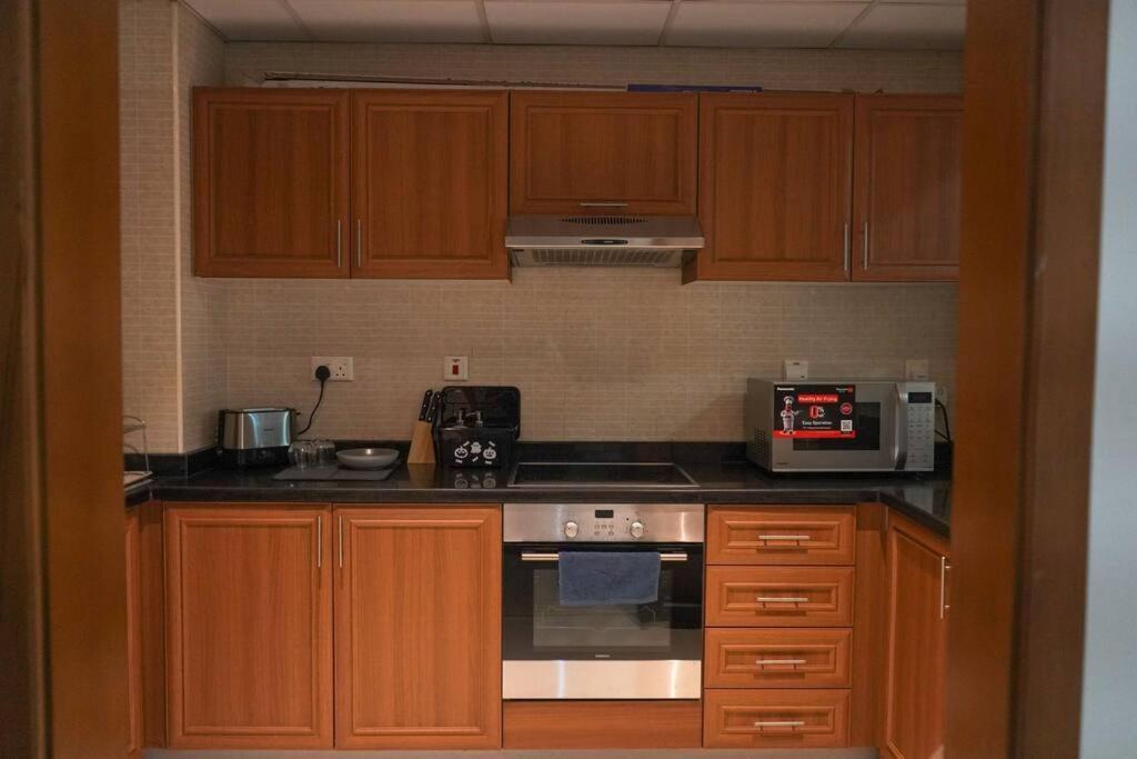 Step Into Serenity - Discover Modern Living In 1Br Apartment With Panoramic Views In Dubai Marina Near Jbr Walk, Beach And Bla Bla Club Extérieur photo