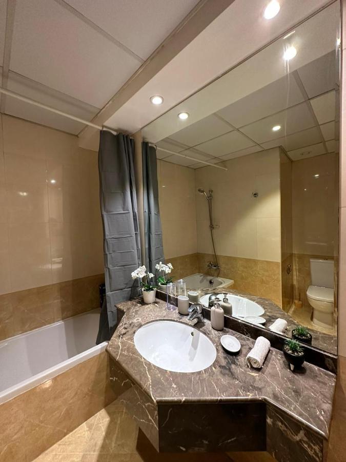 Step Into Serenity - Discover Modern Living In 1Br Apartment With Panoramic Views In Dubai Marina Near Jbr Walk, Beach And Bla Bla Club Extérieur photo