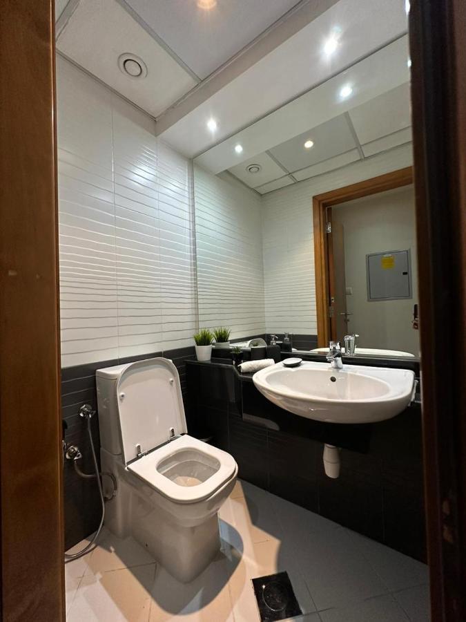 Step Into Serenity - Discover Modern Living In 1Br Apartment With Panoramic Views In Dubai Marina Near Jbr Walk, Beach And Bla Bla Club Extérieur photo
